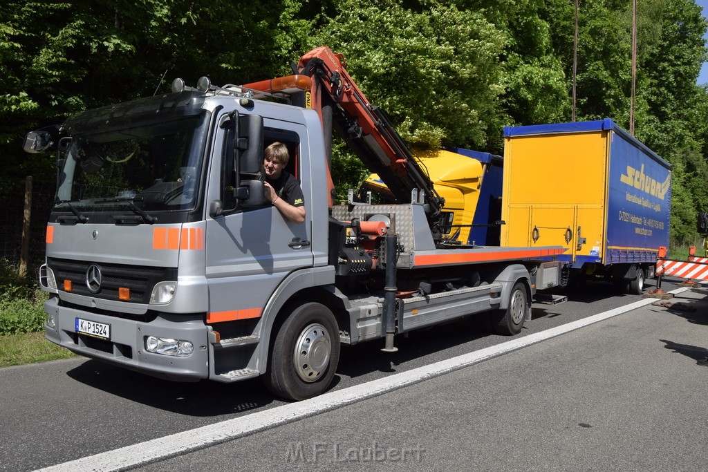 LKW in Boeschung A 3 Rich Frankfurt Hoehe Roesrath Lohmar P138.JPG - Miklos Laubert